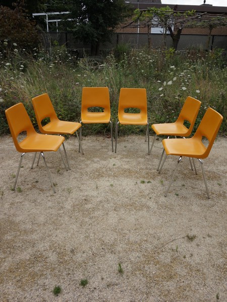 Ahrend-de-Cirkel-plastic-chair-Philippus Potter-design-stoel-buitenstoel-industrieel-dutch-design-vintage-polyprop